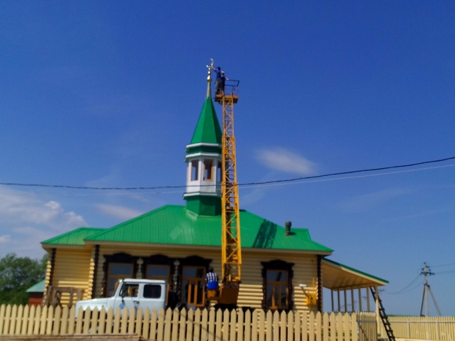 На мечеть поселка Куланга возвели полумесяц