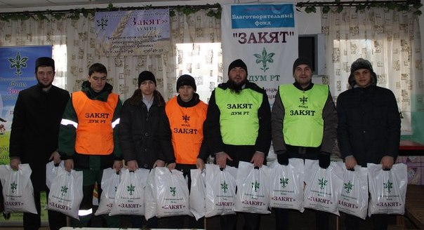 Волонтеры фонда "Закят" помогают инвалидам по зрению