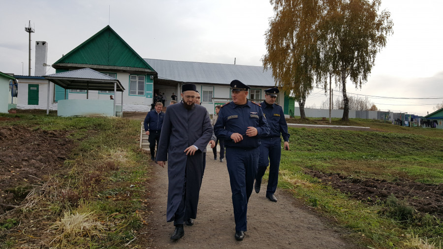 Татарстан мөфтие колония тоткыннары белән аралашты