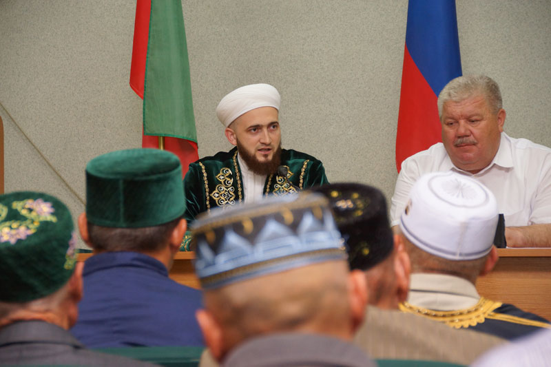Мөфти Камил хәзрәт Буада имамнар, шәкертләр һәм район җитәкчелеге белән очрашты