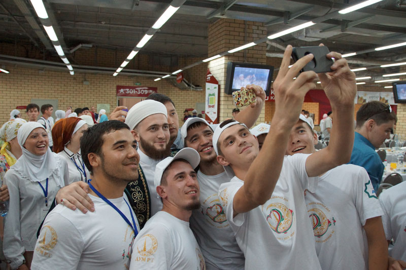 Камил хәзрәт республика ифтарыннан соң волонтерлар белән аралашты