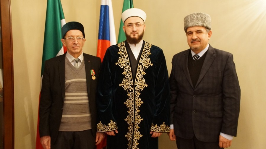 Татарстан мөфтие  Ислам динен кабул итүгә 1000 ел исемендәге мәдрәсә мөгаллиме Наил Таировны медаль белән бүләкләде