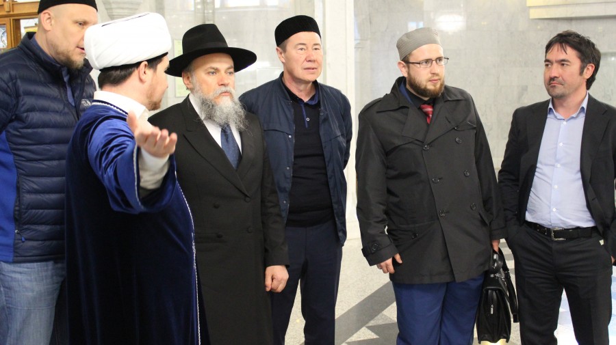 Рөстәм хәзрәт Кол Шәрифтә  Россия Иҗтимагый палатасы әгъзасы  Александр Борода белән очрашты