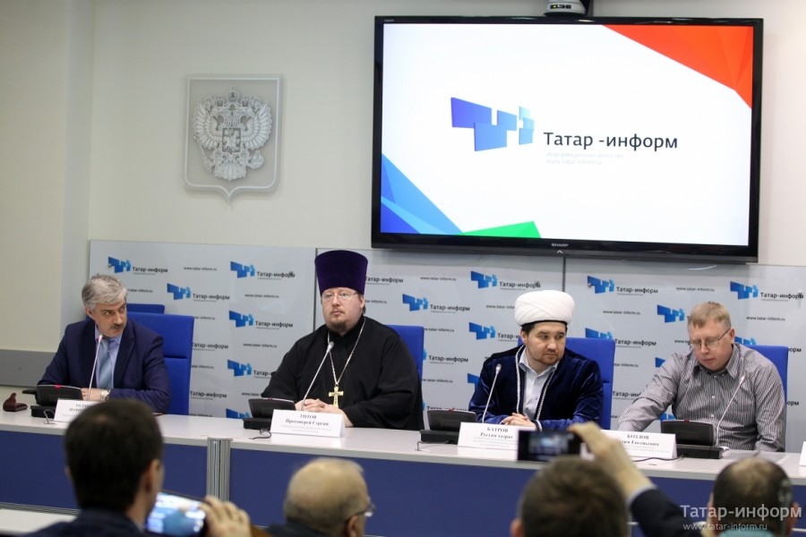 Рөстәм хәзрәт Батыр "Татарстанда халыкның дини үзбилгеләнүе" темасына уздырылган матбугат очрашуында катнашты